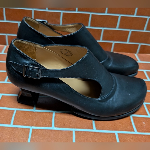 John Fluevog "Gracias" side-buckle shoes with cutouts Excellent/ Pre-loved - Picture 12 of 14